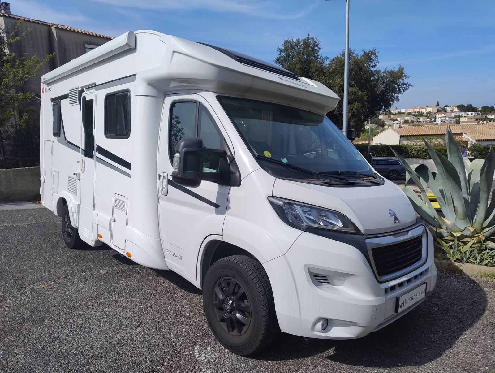 Vente de véhicule de loisirs d'occasion aménagé avec toit relevable Béziers 34