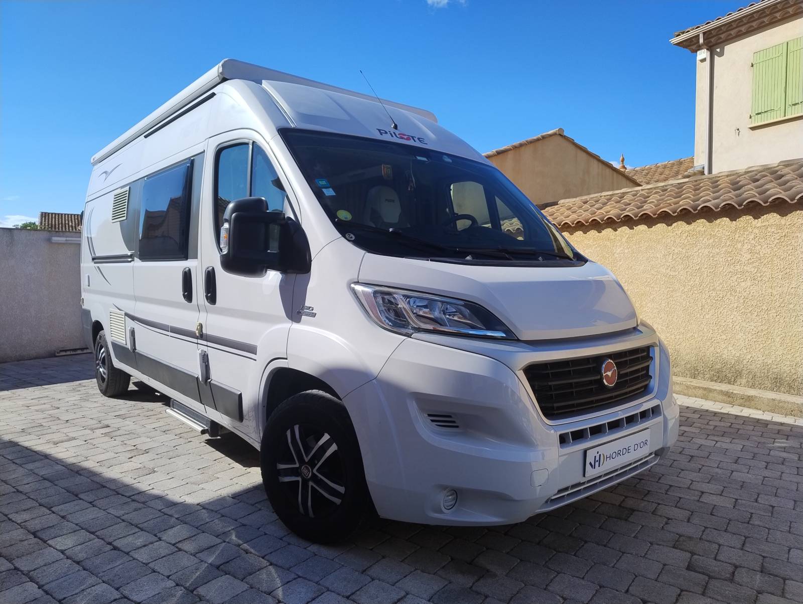 Superbe fourgon moins de 6 mètres - PILOTE V600G en très bon état, bien équipé avec faible kilométrage et visible aux environs de Pézenas dans l'Hérault