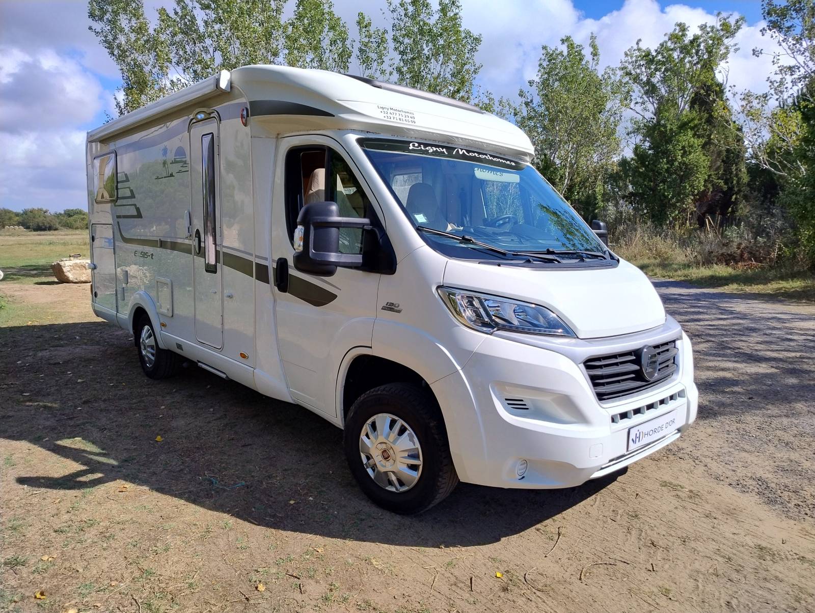 Superbe profile compact HYMER EXIS-T 564 sur châssis ALKO - 2 couchages avec charge utile + de 800 kg - Visible sur Portiragnes dans l'Hérault