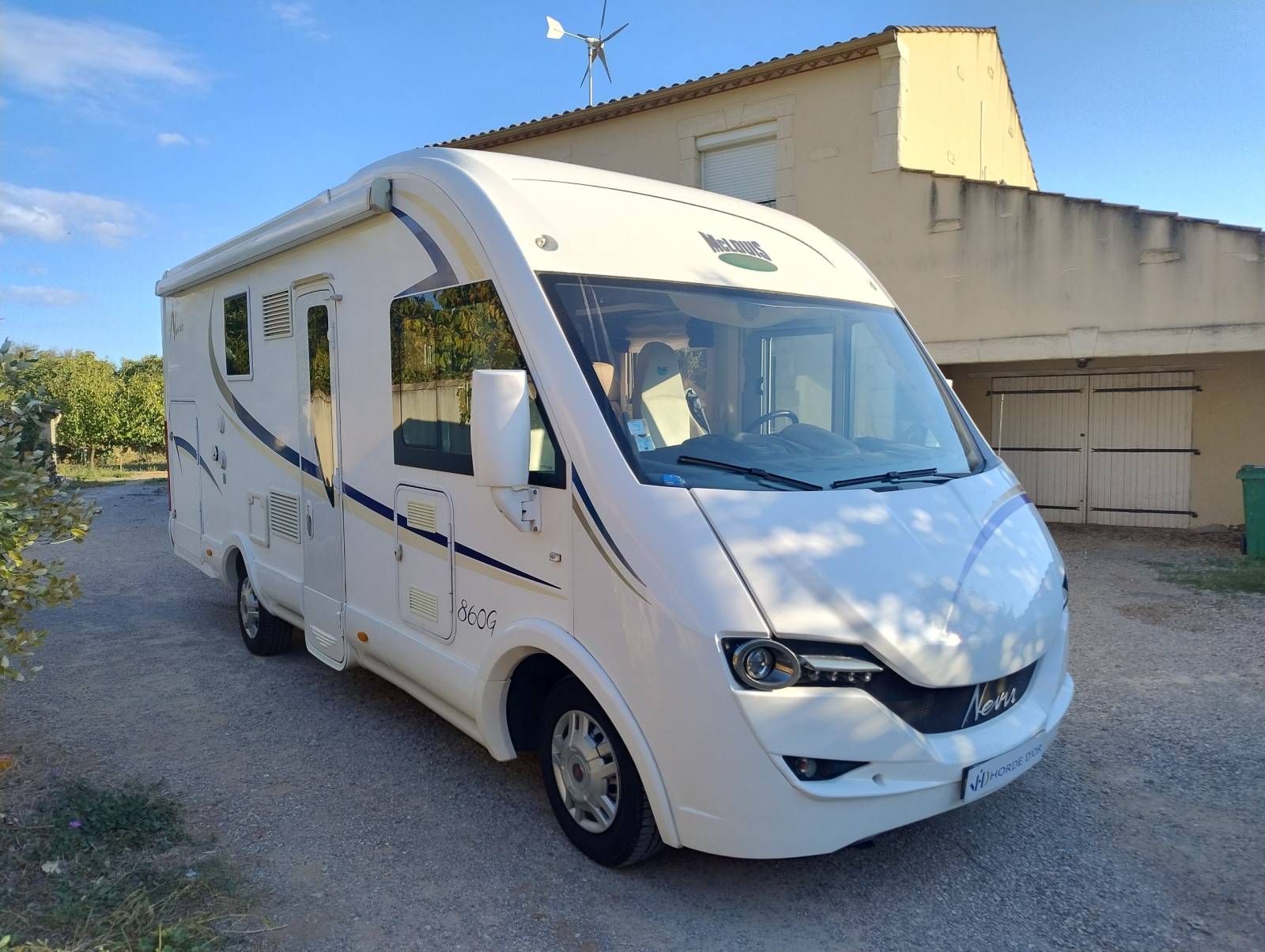 Intégral compact Mc Louis NEVIS 860G - 5 couchages et 5 places CG avec grande soute garage en très bon état visible sur Canet dans l'Hérault
