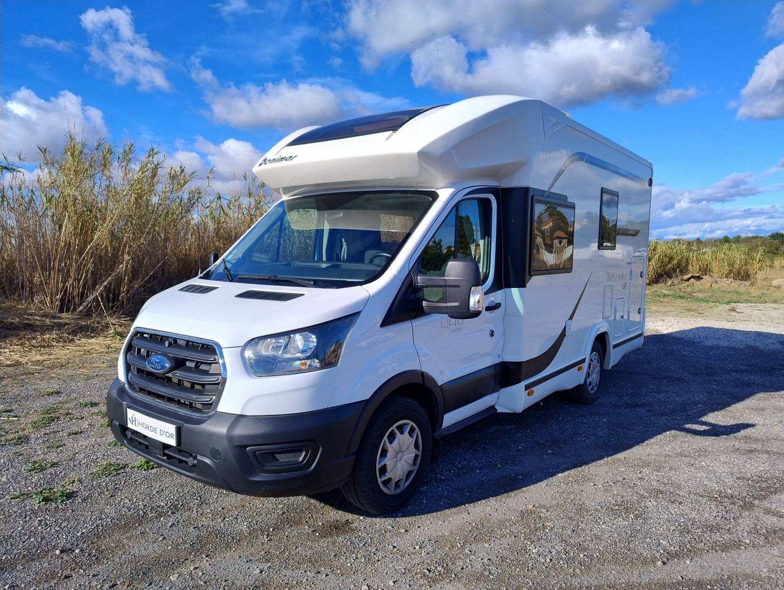 Profile compact BENIMAR TESSORO 440 UP - 4 couchages avec grande soute traversante visible sur Agde dans l'Hérault