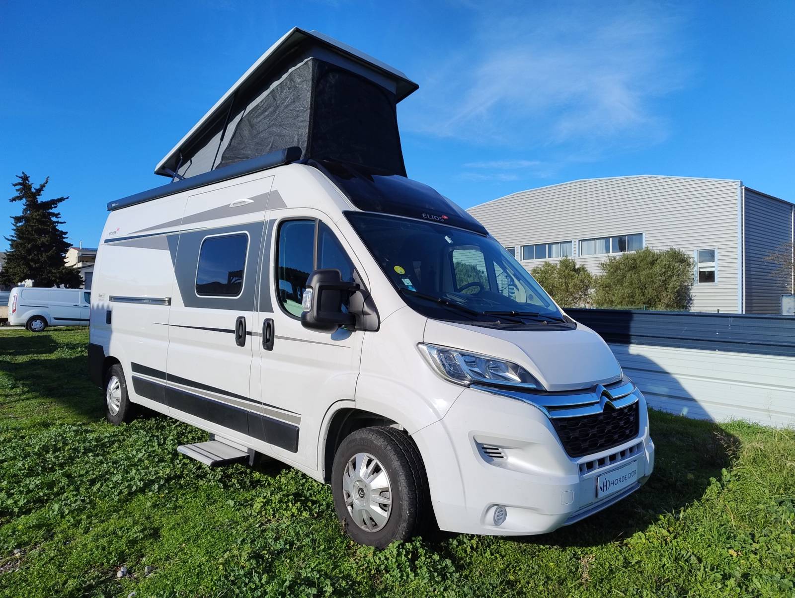 Superbe fourgon avec toit relevable  ELIOS 59T SKY LIFT - 1° main comme neuf avec seulement 9.000 kms visible sur Mèze dans l'Hérault