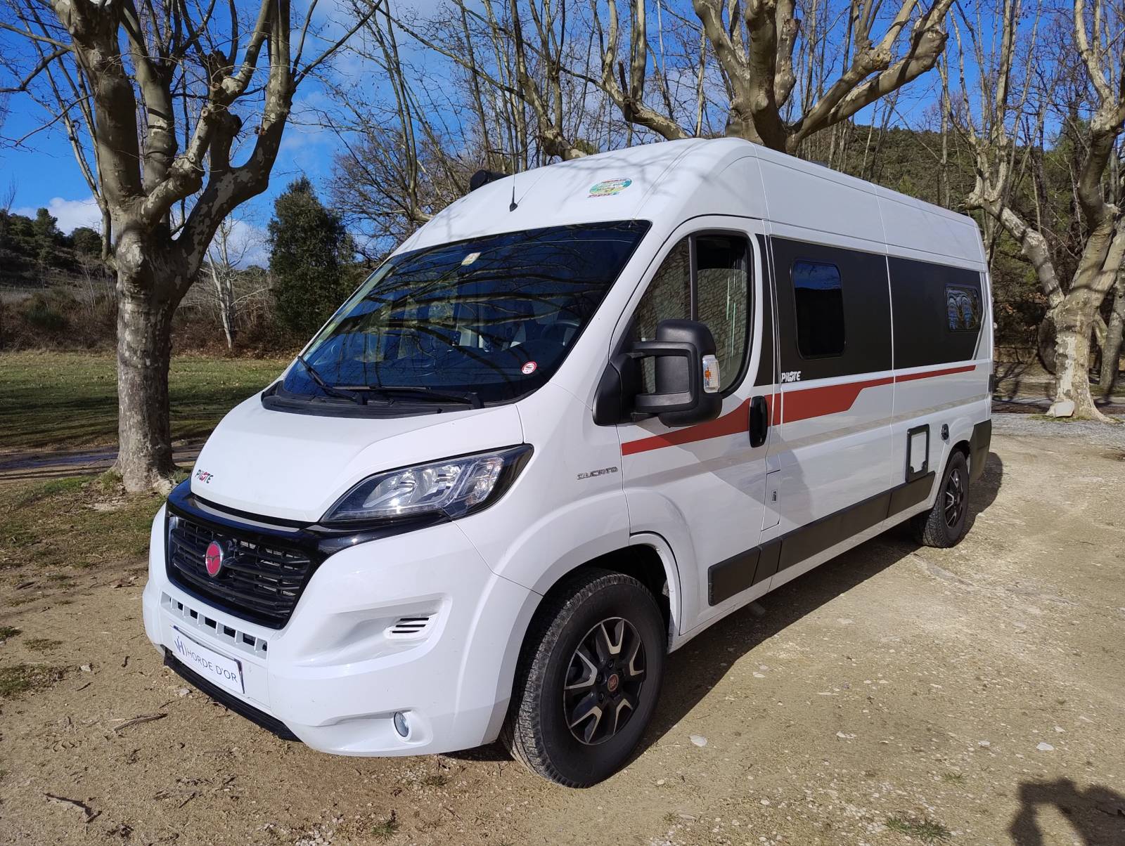 Superbe fourgon compact moins de 6m PILOTE V600 J avec lits jumeaux - 1° Main en parfait état  avec faible kilométrage visible sur St Mathieu de Tréviers dans l'Hérault