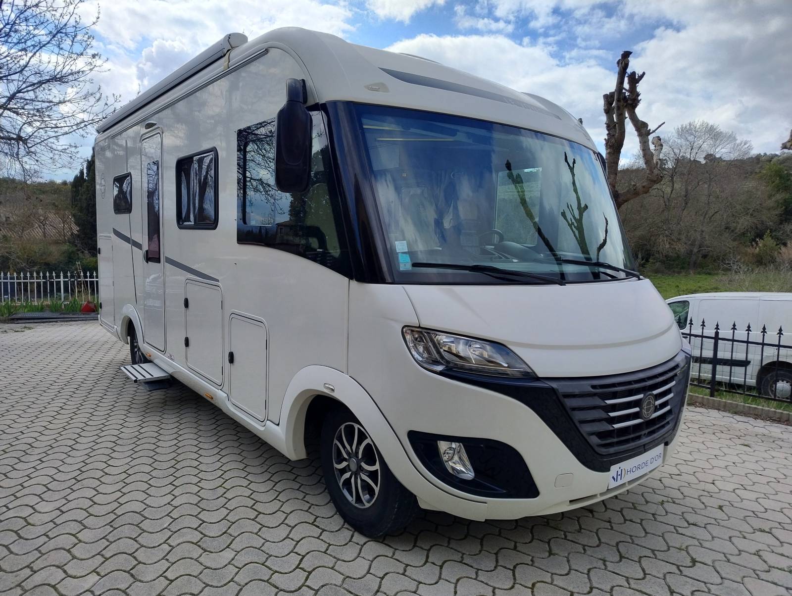 Intégral compact LE VOYAGEUR LV 6.8 sur Fiat Ducato 150CH en boite automatique avec seulement 22.000 kms et très bien équipé visible aux environs de Olonzac dans l'Hérault