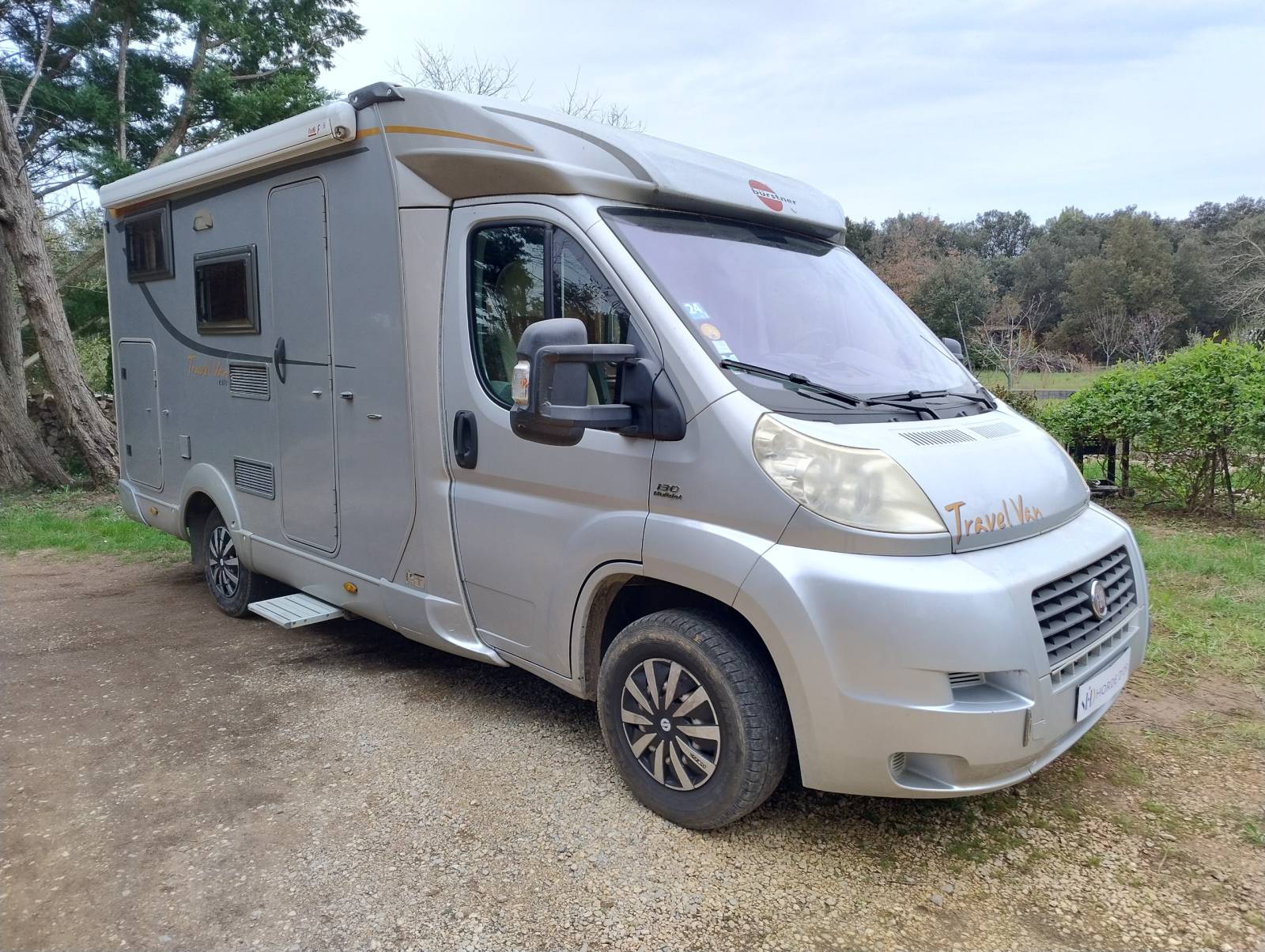 Profile compact de moins de 6 m BURSTNER TRAVEL VAN T570 - 3/4 Couchages avec très grande soute visible sur Saussines dans l'hérault