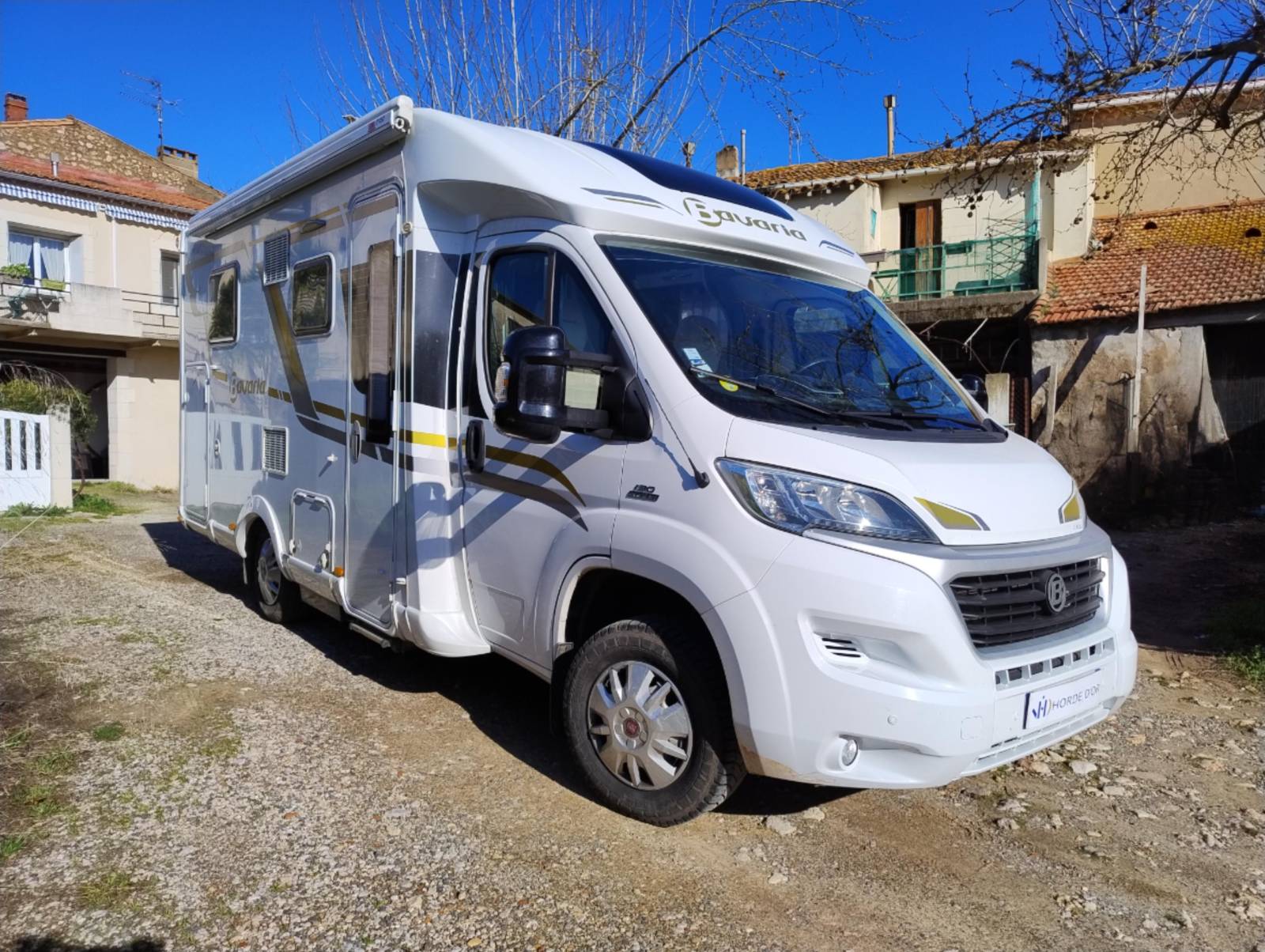 Profile compact de 6m50 BAVARIA T650 CLASS avec lit central en parfait état et très bien équipé visible sur Creissan dans l'Hérault