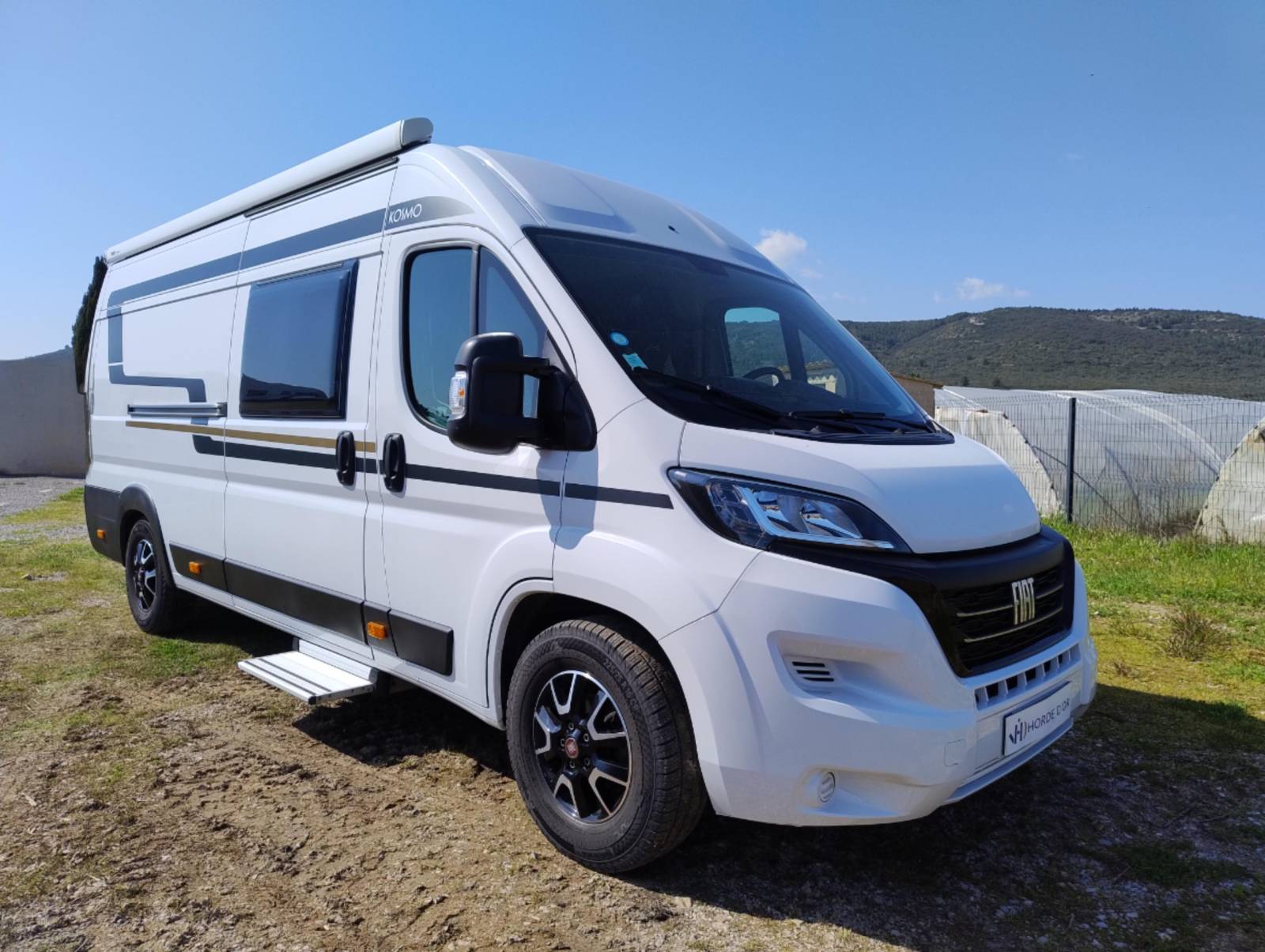Superbe Fourgon LAIKA KOSMO 6.4 avec très grand lit permanent - En parfait état et très bien équipé avec attelage visible sur Frontignan dans l'Hérault