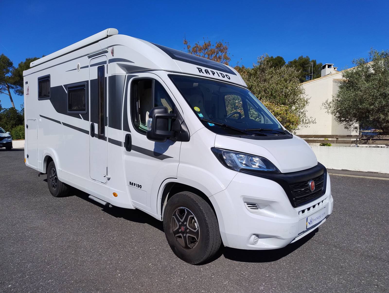 Profile compact slim RAPIDO C50 avec lit central sur Fiat Ducato 140CH boite Auto comme neuf et visible aux environs de Castries dans l'Hérault