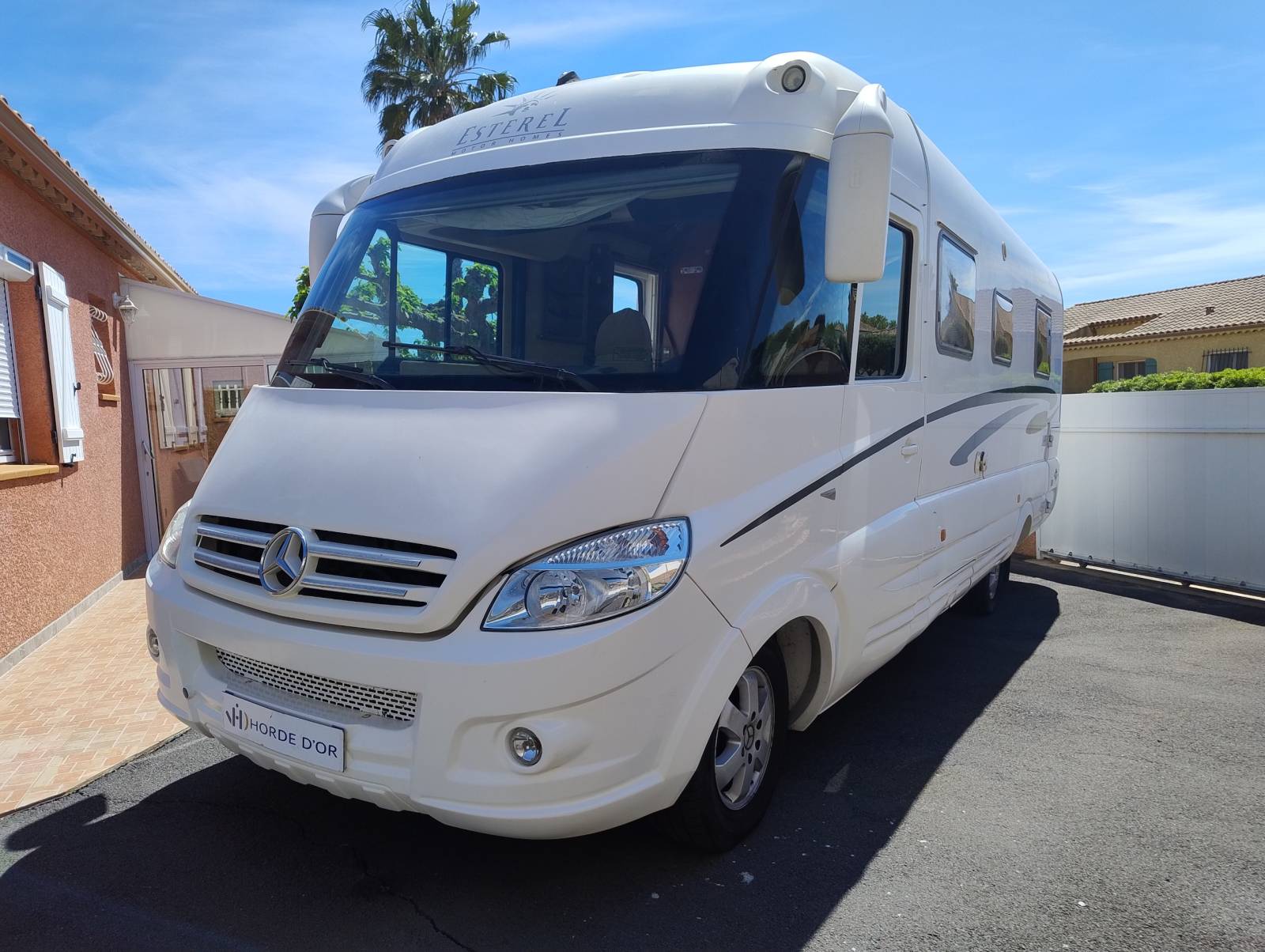 Superbe Intégral ESTEREL 43 avec lit central  sur Mercedes V6 3.0L 190CH boite auto en très bon état visible sur Portiragnes dans l'Hérault
