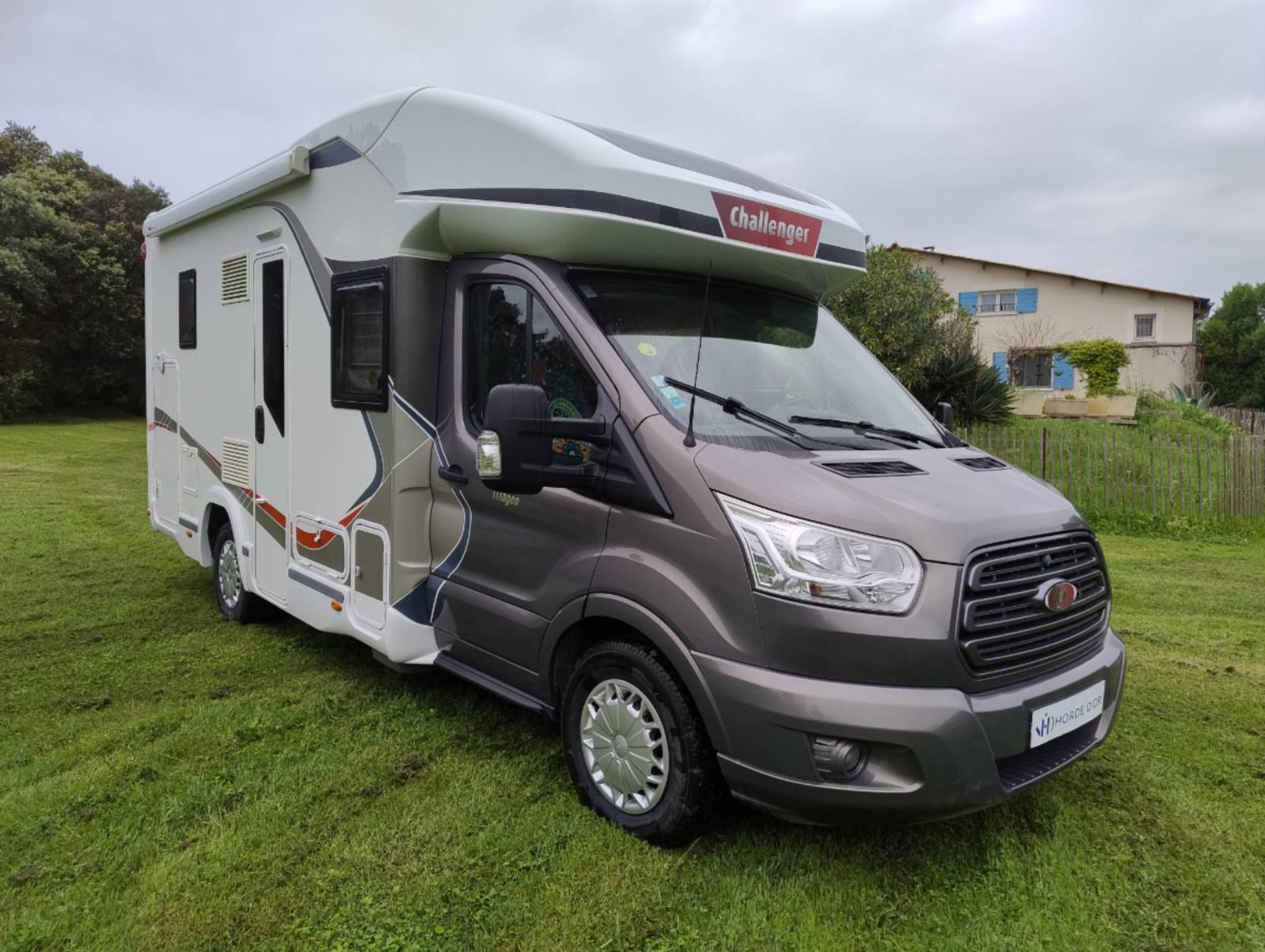 Profile CHALLENGER MAGEO 290 sur Ford Transit 155CH avec lit pavillon et grande soute visible sur St Drézery dans l'Hérault
