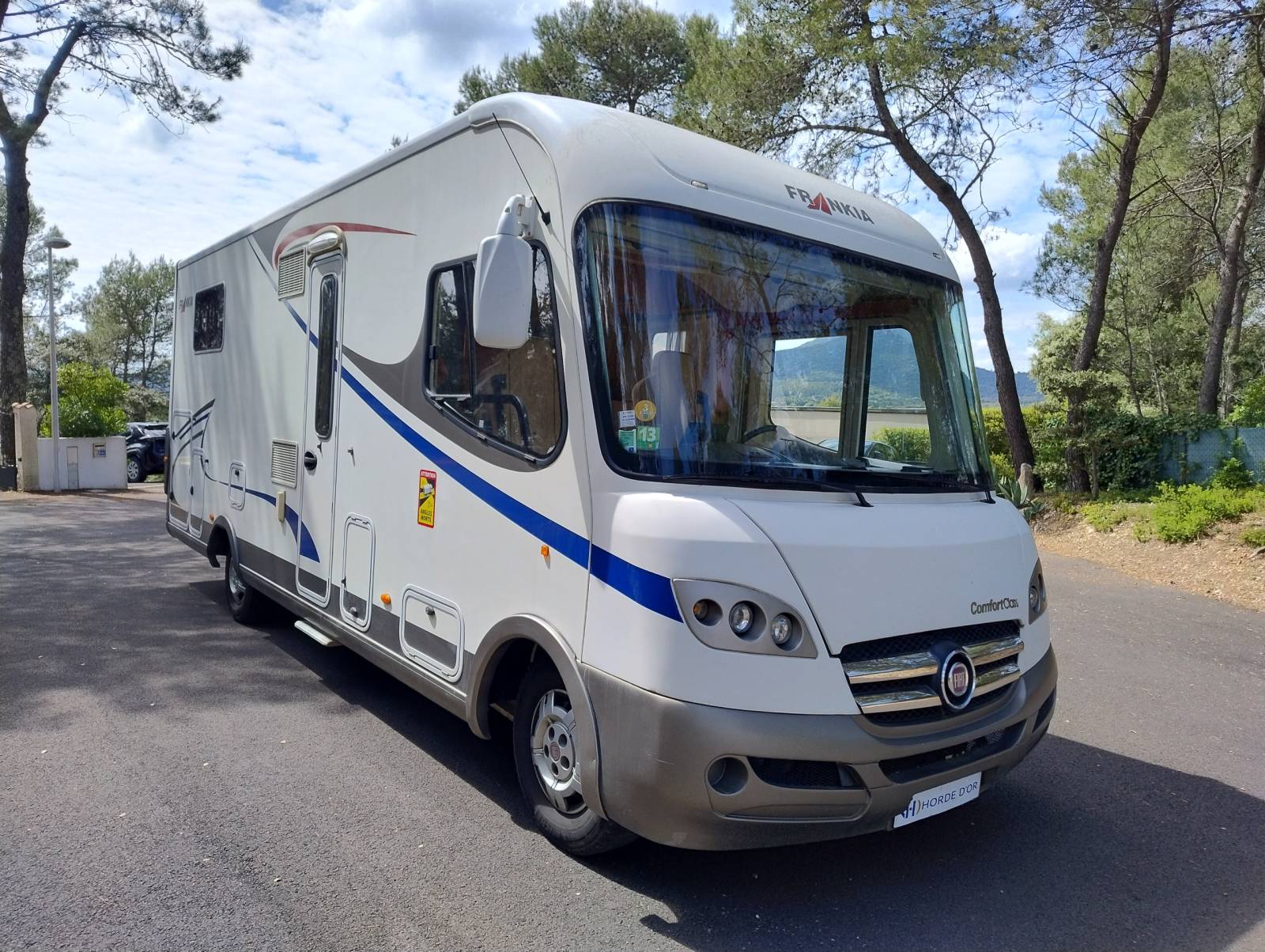 Intégral Poids Lourd FRANKIA I740 Comfort Class - Lit central et lit pavillon parfaitement équipé et en très bon état et peu de kilomètres visible sur Saint Mathieu de Tréviers dans l'Hérault