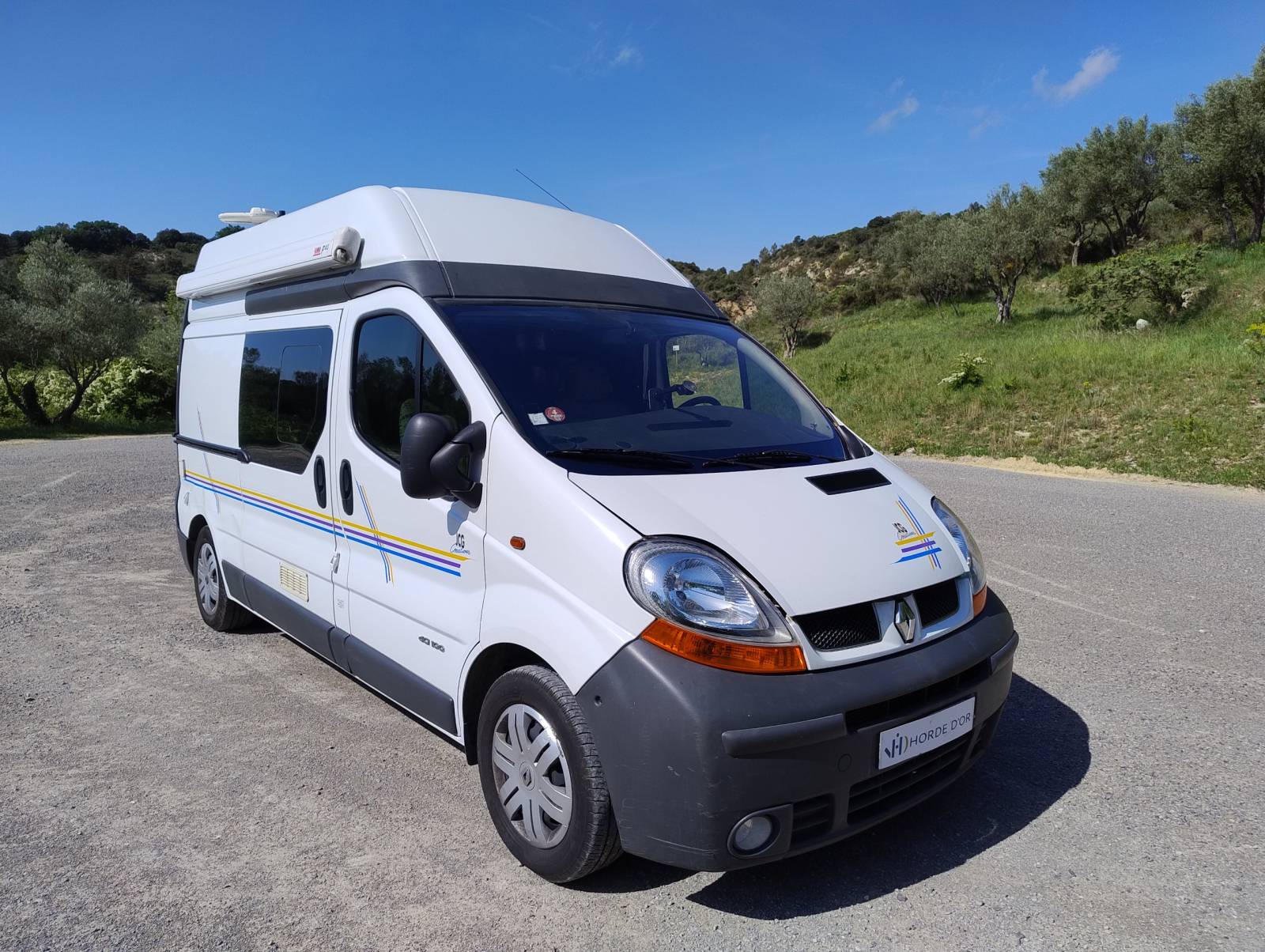 Très joli Van Trafic VASP aménagé par JCG Création - 2 couchages avec douche et WC visible aux environs de Ganges dans l'Hérault