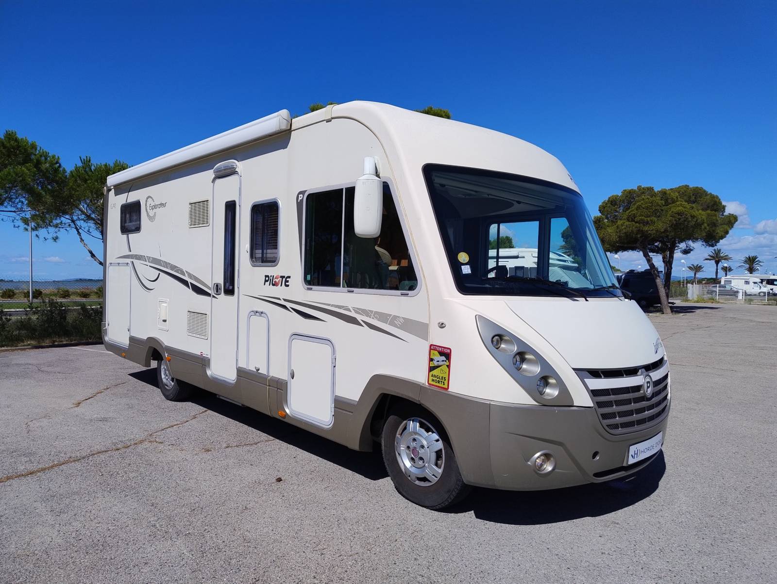 Intégral Poids Lourd 4T250 - PILOTE G742 Explorateur sur châssis ALKO- 1° Main -  4 couchages avec lits jumeaux et lit pavillon en très bon état - visible sur Palavas les Flots dans l'Hérault