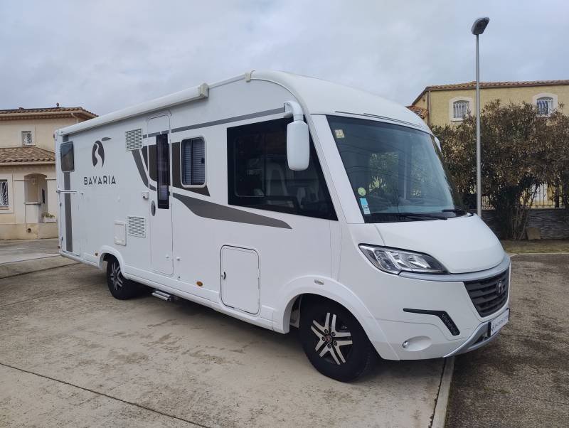 Superbe intégral Poids Loird BAVARIA I740 en finition CLASS - Lit jumeaux transformable en lit king size + lit pavillon - parfaitement équipé et en super état visible sur Pezenas