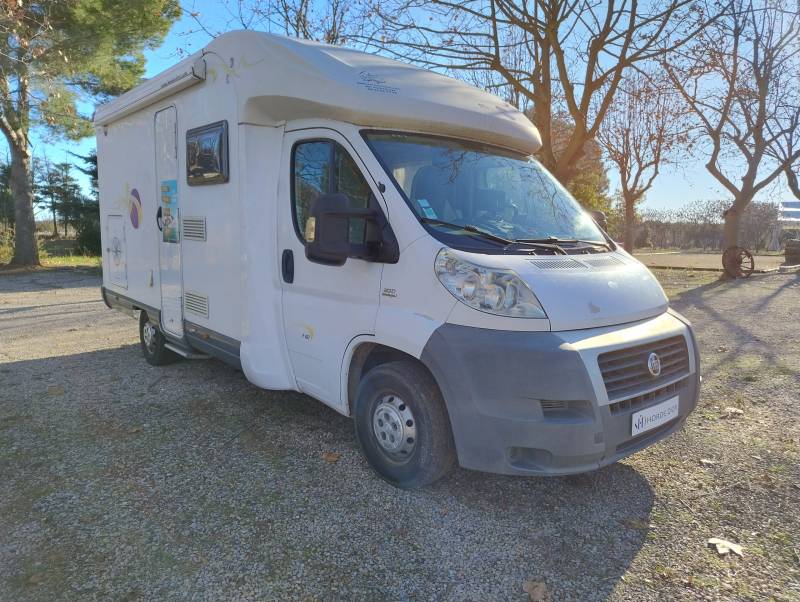 Profile compact PILOTE MOOVEO P627 de 6,30m seulement - Lit transversal avec grande soute visible sur Montblanc dans l'Hérault